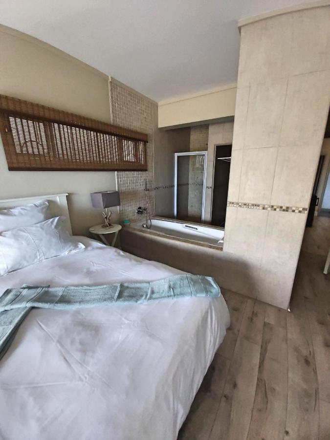 Whale Rock, Modern Beachfront Apartment Margate Zewnętrze zdjęcie